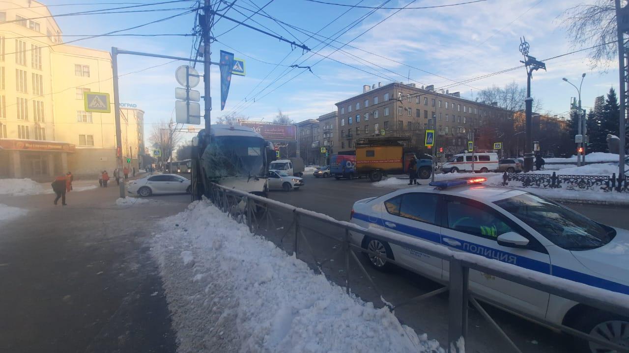 Фото Появились подробности ДТП с участием автобуса с детьми в центре Новосибирска 3